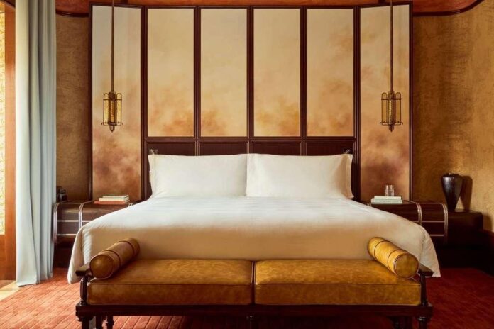 A imagem retrata a fachada do novo hotel Orient Express em Roma, apresentando um design luxuoso e convidativo.