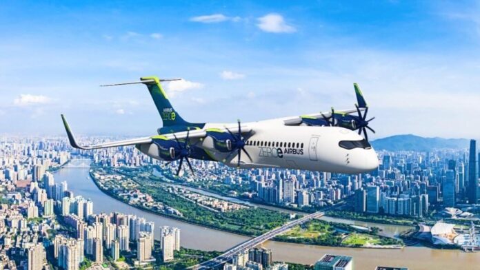 Avião com quatro hélices em um céu azul com prédios modernos ao fundo, representando o projeto Airbus ZeroE, um avião comercial movido a hidrogênio.