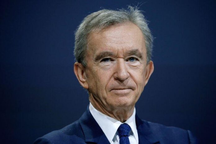 Bernard Arnault, o CEO da LVMH, posando com um olhar sério e vestindo terno escuro.