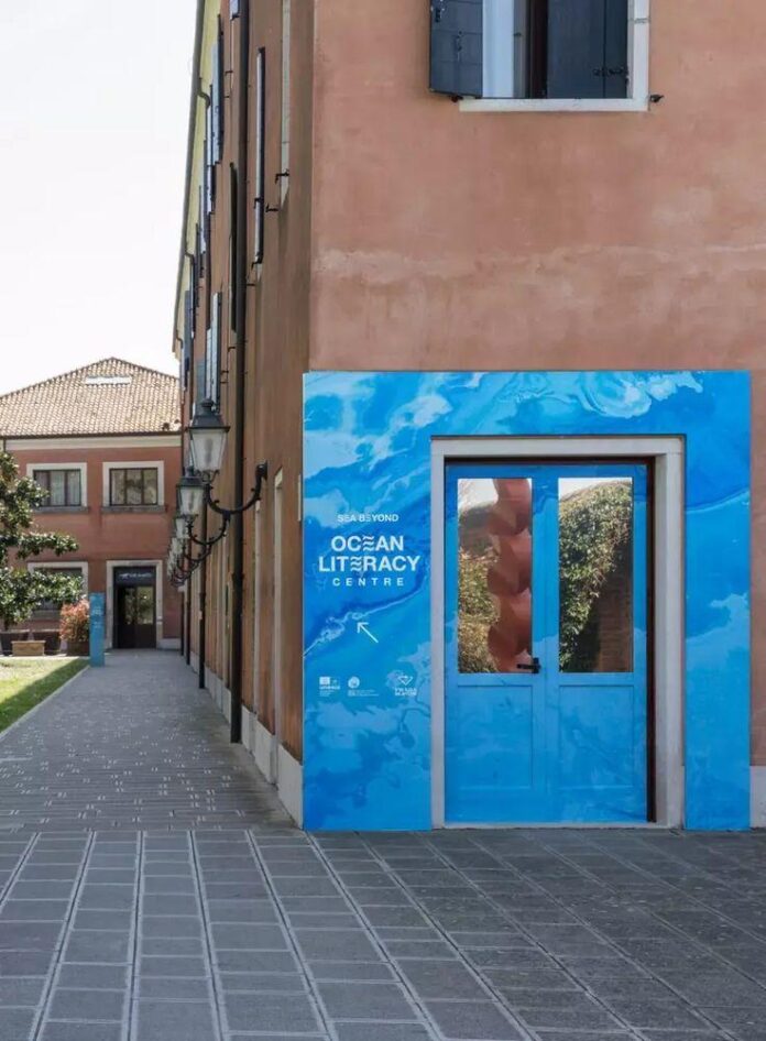 Centro Oceanográfico de Prada em Veneza, exibindo uma fachada terracota com vegetação ao redor.