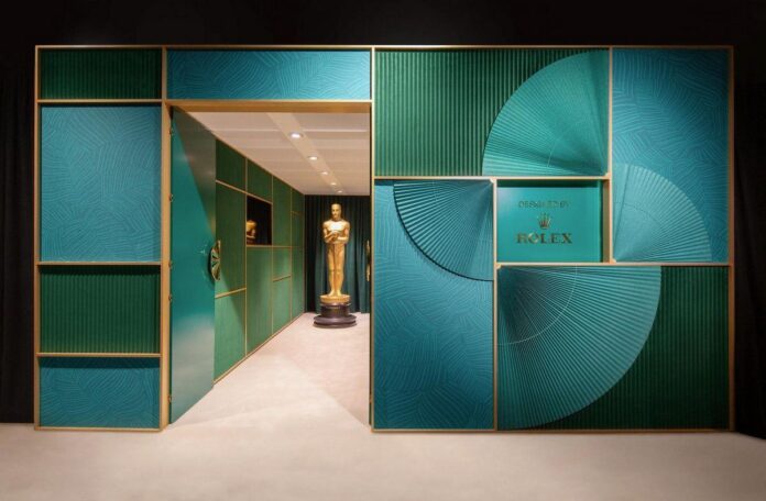 Entrada decorativa em verde com detalhes dourados, iluminada suavemente.