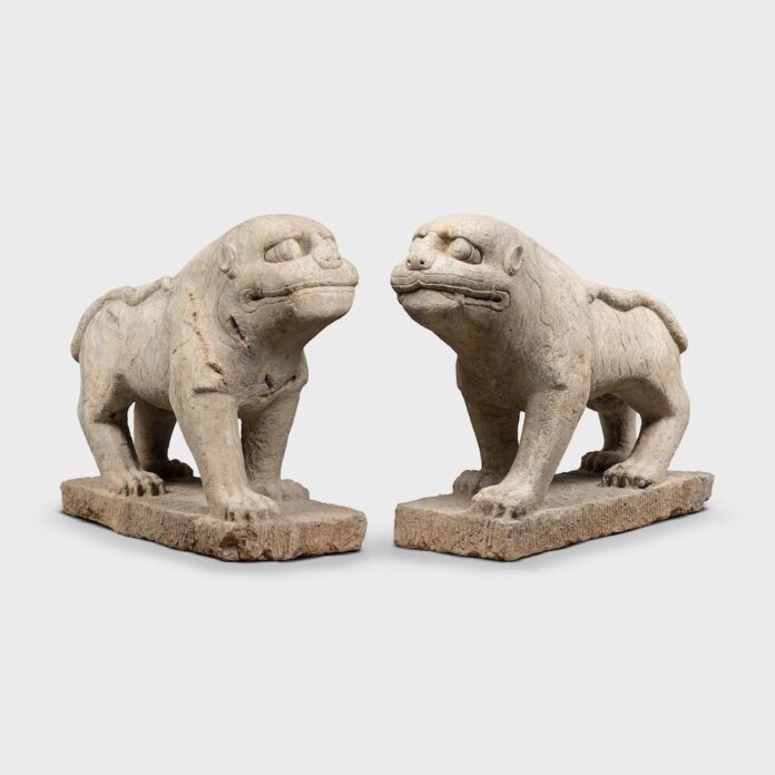 Esculturas de tigres em estilo Qing, com expressões curiosas e proporções exageradas, ideais para um jardim.