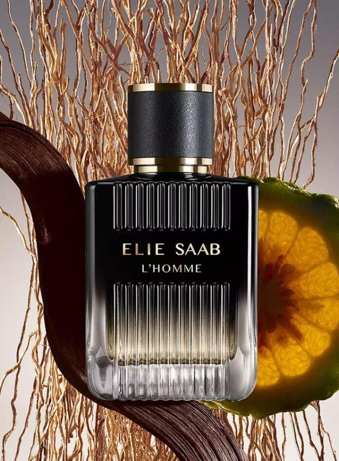 Frasco do novo perfume masculino de Elie Saab com fundo suave e elementos naturais.