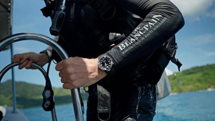 Imagem do relógio Blancpain sobre um fundo tropical com vegetação e água clara.