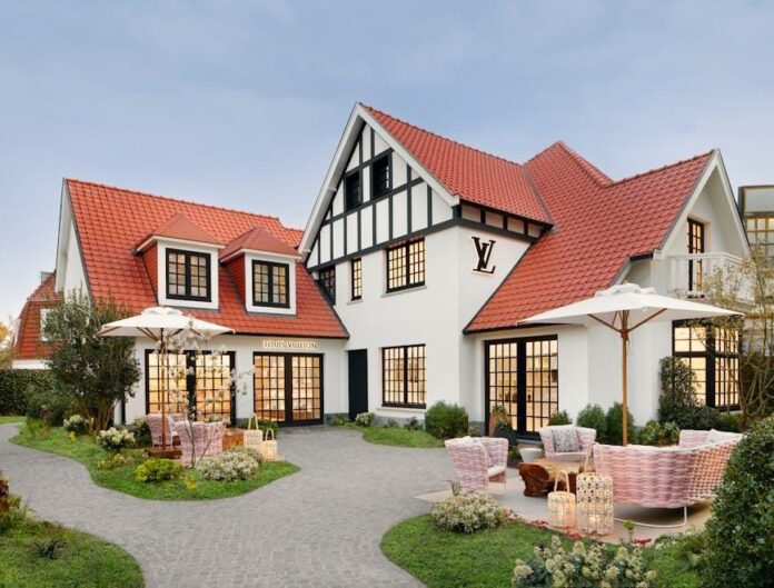 Imagem frontal da nova loja da Louis Vuitton em Knokke-Heist, destacando a arquitetura e o ambiente luxuoso.