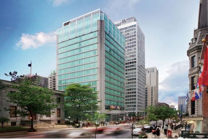 Imagem que apresenta a fachada do Sofitel Montreal Golden Mile, um luxuoso hotel em Montreal, destacando sua arquitetura moderna e área externa adornada com vegetação.
