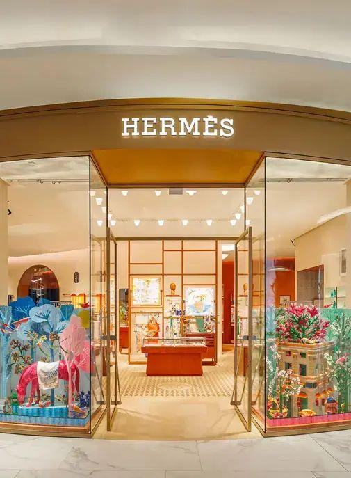 Loja de produtos de luxo da Hermès em Mumbai, mostrando sua decoração elegante e moderna.