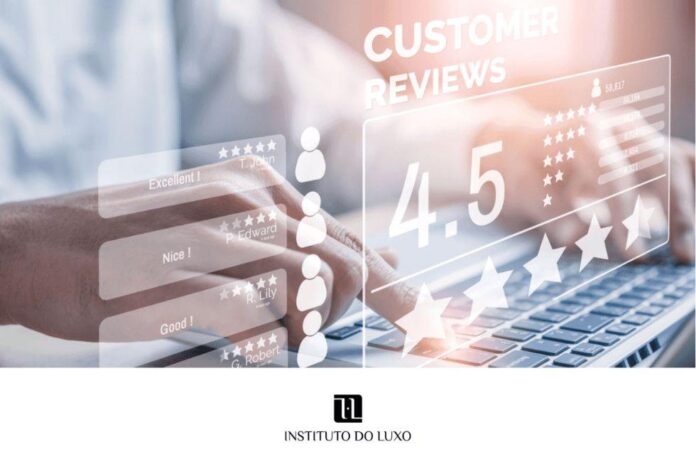 Mão tocando um teclado com notas e críticas visíveis ao lado, representando a experiência do cliente.