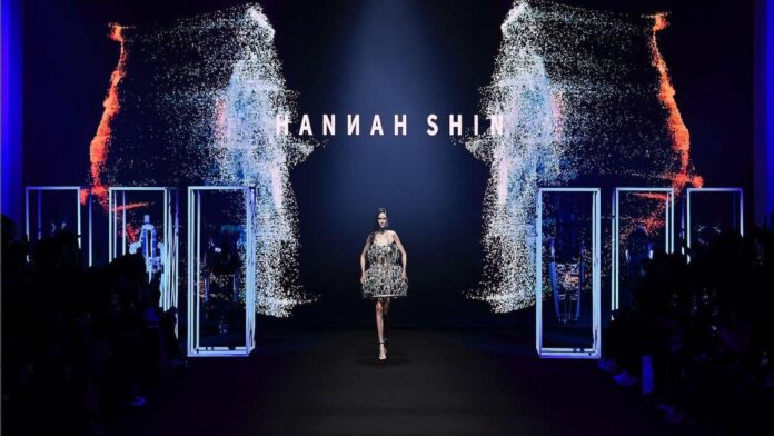 Modelos desfilam a coleção de outono/inverno 2025 de Hannah Shin durante a Semana de Moda de Seul, em fevereiro de 2025.