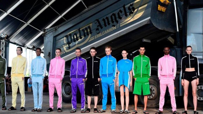 Modelos vestindo roupas esportivas da Palm Angels durante o desfile da coleção de Primavera/Verão 2018 em Milão.