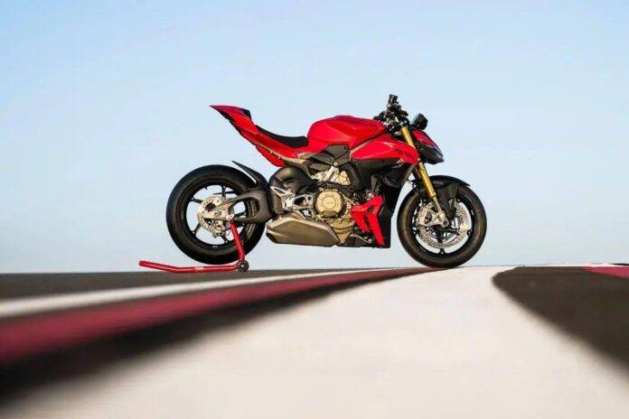 Motocicleta 2025 Ducati Streetfighter V4 em uma pista de corrida com fundo azul claro.
