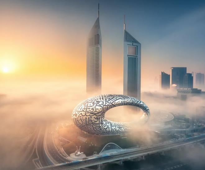 Museu do Futuro de Dubai com estrutura moderna ao amanhecer.