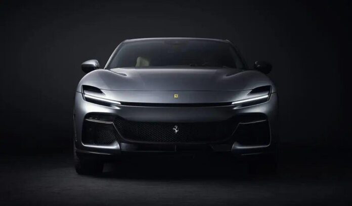 Purosangue, Primeiro Carro Elétrico da Ferrari com design esportivo e detalhes metálicos.