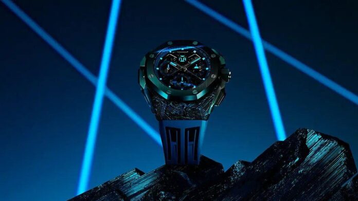 Relógio Audemars Piguet Royal Oak Concept com fundo escuro e detalhes em carbono. Primeira imagem destacando o mostrador e as cores pretas e azuis.