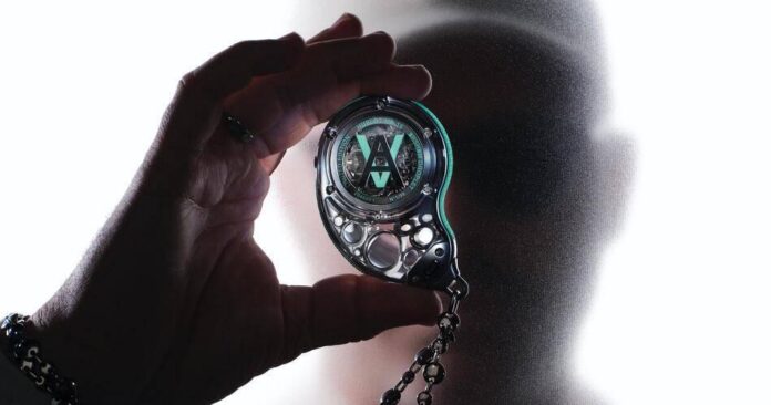 Relógio de bolso inovador de Hublot com vidro transparente e detalhes em verde.