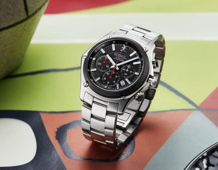 Relógio Ebel Chrono Discovery Gent com mostrador preto e detalhes em vermelho, pulseira de aço inoxidável.