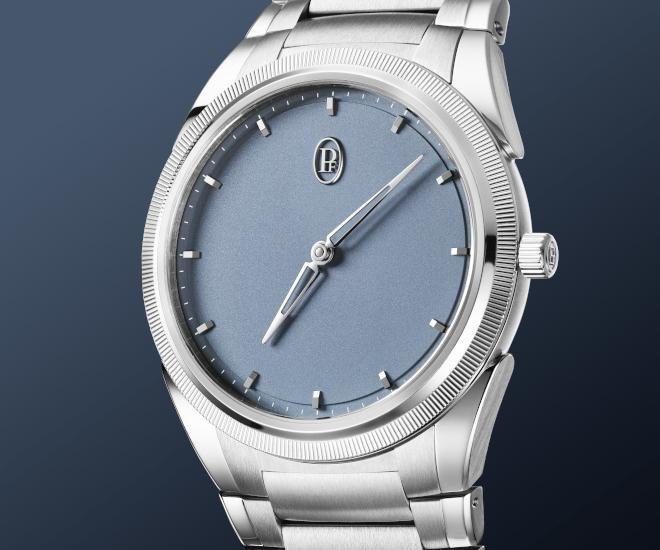 Relógio elegante em platina, com mostrador azul e detalhes prateados, sobre um fundo gradiente azul escuro.