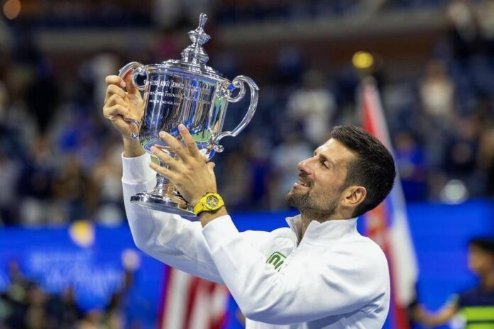 Troféu brilhante em um estádio de tênis, simbolizando a vitória de Novak Djokovic em seu 24º Grand Slam.