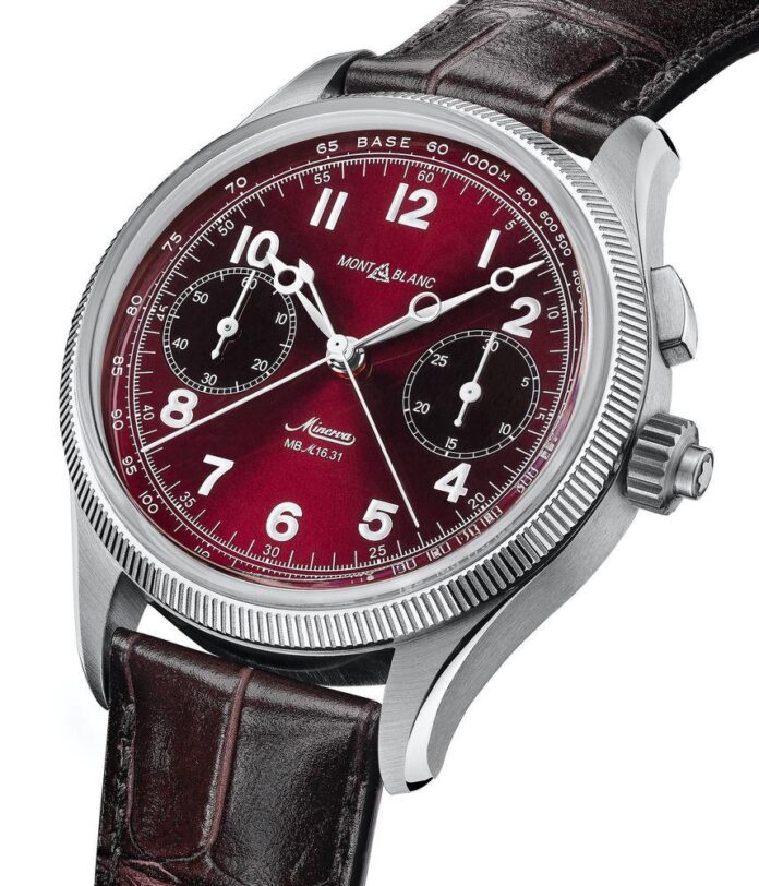 Um close-up de um mostrador de relógio burgundy, com submostradores pretos e marcas em relevo, tudo dentro de uma caixa de aço escovado e pulseira de couro marrom.