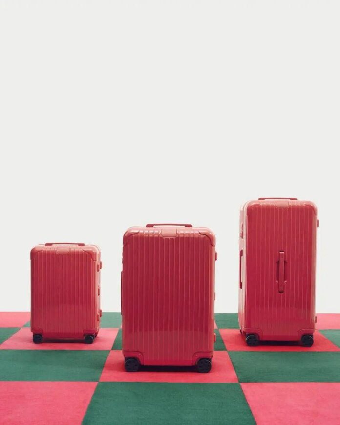 Malas de viagem RIMOWA em cores vibrantes, Granada e Verde, destacadas em um cenário moderno.